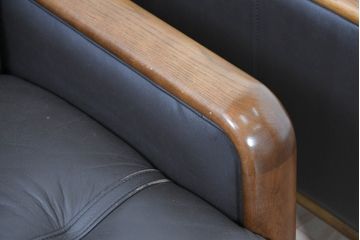 中古　カリモク家具(karimoku)　WSシリーズ　コンパクトサイズ　本革(レザー)　重厚感と快適さを兼ね備えた一人掛けソファ2脚セット(アームチェア、アームソファ、一人掛けソファ、1Pソファ、1P、バラ売り可能)(定価約24万円)(R-084326)