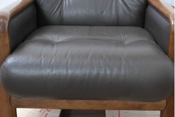 中古　カリモク家具(karimoku)　WSシリーズ　コンパクトサイズ　本革(レザー)　重厚感と快適さを兼ね備えた一人掛けソファ2脚セット(アームチェア、アームソファ、一人掛けソファ、1Pソファ、1P、バラ売り可能)(定価約24万円)(R-084326)