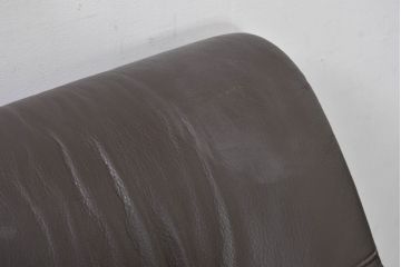 中古　カリモク家具(karimoku)　WSシリーズ　コンパクトサイズ　本革(レザー)　重厚感と快適さを兼ね備えた一人掛けソファ2脚セット(アームチェア、アームソファ、一人掛けソファ、1Pソファ、1P、バラ売り可能)(定価約24万円)(R-084326)