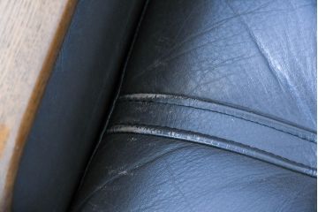 中古　カリモク家具(karimoku)　WSシリーズ　コンパクトサイズ　本革(レザー)　重厚感と快適さを兼ね備えた一人掛けソファ2脚セット(アームチェア、アームソファ、一人掛けソファ、1Pソファ、1P、バラ売り可能)(定価約24万円)(R-084326)