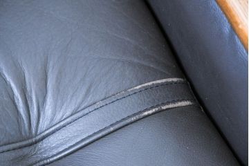 中古　カリモク家具(karimoku)　WSシリーズ　コンパクトサイズ　本革(レザー)　重厚感と快適さを兼ね備えた一人掛けソファ2脚セット(アームチェア、アームソファ、一人掛けソファ、1Pソファ、1P、バラ売り可能)(定価約24万円)(R-084326)