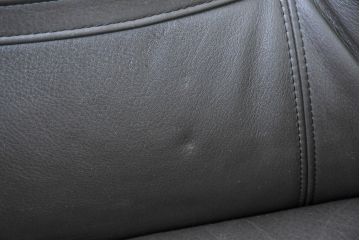 中古　カリモク家具(karimoku)　WSシリーズ　コンパクトサイズ　本革(レザー)　重厚感と快適さを兼ね備えた一人掛けソファ2脚セット(アームチェア、アームソファ、一人掛けソファ、1Pソファ、1P、バラ売り可能)(定価約24万円)(R-084326)