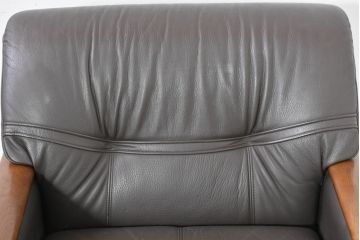 中古　カリモク家具(karimoku)　WSシリーズ　コンパクトサイズ　本革(レザー)　重厚感と快適さを兼ね備えた一人掛けソファ2脚セット(アームチェア、アームソファ、一人掛けソファ、1Pソファ、1P、バラ売り可能)(定価約24万円)(R-084326)