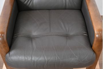 中古　カリモク家具(karimoku)　WSシリーズ　コンパクトサイズ　本革(レザー)　重厚感と快適さを兼ね備えた一人掛けソファ2脚セット(アームチェア、アームソファ、一人掛けソファ、1Pソファ、1P、バラ売り可能)(定価約24万円)(R-084326)