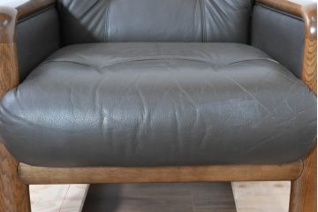 中古　カリモク家具(karimoku)　WSシリーズ　コンパクトサイズ　本革(レザー)　重厚感と快適さを兼ね備えた一人掛けソファ2脚セット(アームチェア、アームソファ、一人掛けソファ、1Pソファ、1P、バラ売り可能)(定価約24万円)(R-084326)