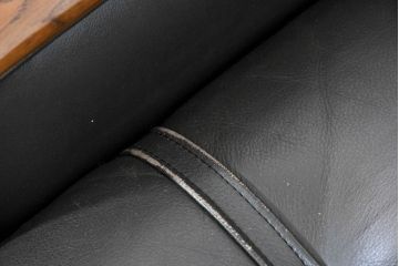中古　カリモク家具(karimoku)　WSシリーズ　コンパクトサイズ　本革(レザー)　重厚感と快適さを兼ね備えた一人掛けソファ2脚セット(アームチェア、アームソファ、一人掛けソファ、1Pソファ、1P、バラ売り可能)(定価約24万円)(R-084326)