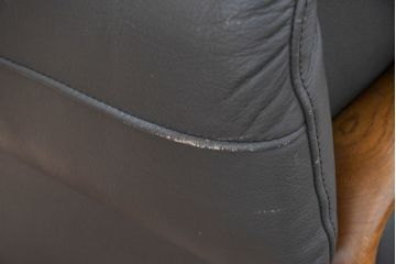 中古　カリモク家具(karimoku)　WSシリーズ　コンパクトサイズ　本革(レザー)　重厚感と快適さを兼ね備えた一人掛けソファ2脚セット(アームチェア、アームソファ、一人掛けソファ、1Pソファ、1P、バラ売り可能)(定価約24万円)(R-084326)