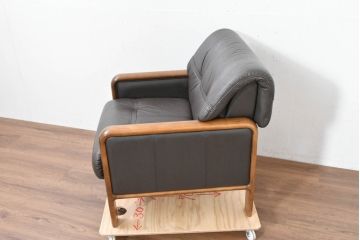 中古　カリモク家具(karimoku)　WSシリーズ　コンパクトサイズ　本革(レザー)　重厚感と快適さを兼ね備えた一人掛けソファ2脚セット(アームチェア、アームソファ、一人掛けソファ、1Pソファ、1P、バラ売り可能)(定価約24万円)(R-084326)