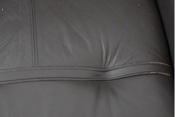 中古　カリモク家具(karimoku)　WSシリーズ　コンパクトサイズ　本革(レザー)　重厚感と快適さを兼ね備えた一人掛けソファ2脚セット(アームチェア、アームソファ、一人掛けソファ、1Pソファ、1P、バラ売り可能)(定価約24万円)(R-084326)