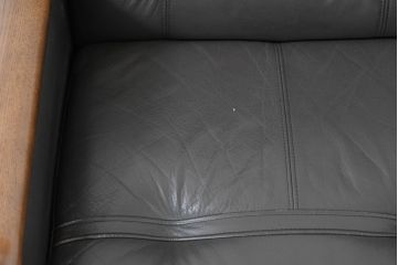 中古　カリモク家具(karimoku)　WSシリーズ　コンパクトサイズ　本革(レザー)　重厚感と快適さを兼ね備えた一人掛けソファ2脚セット(アームチェア、アームソファ、一人掛けソファ、1Pソファ、1P、バラ売り可能)(定価約24万円)(R-084326)
