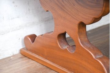 中古　高級工芸品　総欅(ケヤキ)材　漆塗り　脚部に施された優雅な曲線と透かし彫りが魅力の文机( ローテーブル、座卓、座机、センターテーブル)(R-084335)