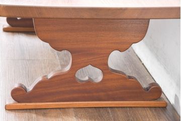 中古　高級工芸品　総欅(ケヤキ)材　漆塗り　脚部に施された優雅な曲線と透かし彫りが魅力の文机( ローテーブル、座卓、座机、センターテーブル)(R-084335)