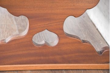 中古　高級工芸品　総欅(ケヤキ)材　漆塗り　脚部に施された優雅な曲線と透かし彫りが魅力の文机( ローテーブル、座卓、座机、センターテーブル)(R-084335)