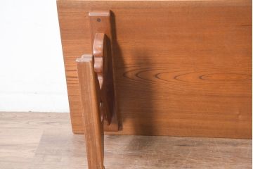 中古　高級工芸品　総欅(ケヤキ)材　漆塗り　脚部に施された優雅な曲線と透かし彫りが魅力の文机( ローテーブル、座卓、座机、センターテーブル)(R-084335)
