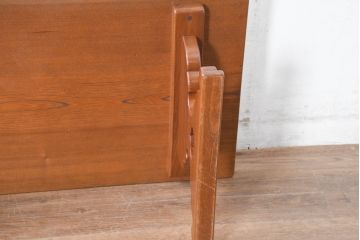 中古　高級工芸品　総欅(ケヤキ)材　漆塗り　脚部に施された優雅な曲線と透かし彫りが魅力の文机( ローテーブル、座卓、座机、センターテーブル)(R-084335)