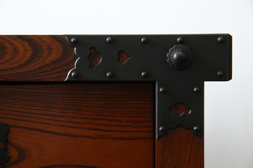 中古　美品　高級工芸家具　閂(かんぬき)付き　職人手作り!!重厚な手打ち金具に欅(ケヤキ)の風合いと漆の艶調和が目を惹く三国デザインの車箪笥　製作費推定250万円　(R-084337)