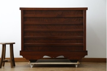 中古　美品　高級工芸家具　閂(かんぬき)付き　職人手作り!!重厚な手打ち金具に欅(ケヤキ)の風合いと漆の艶調和が目を惹く三国デザインの車箪笥　製作費推定250万円　(R-084337)