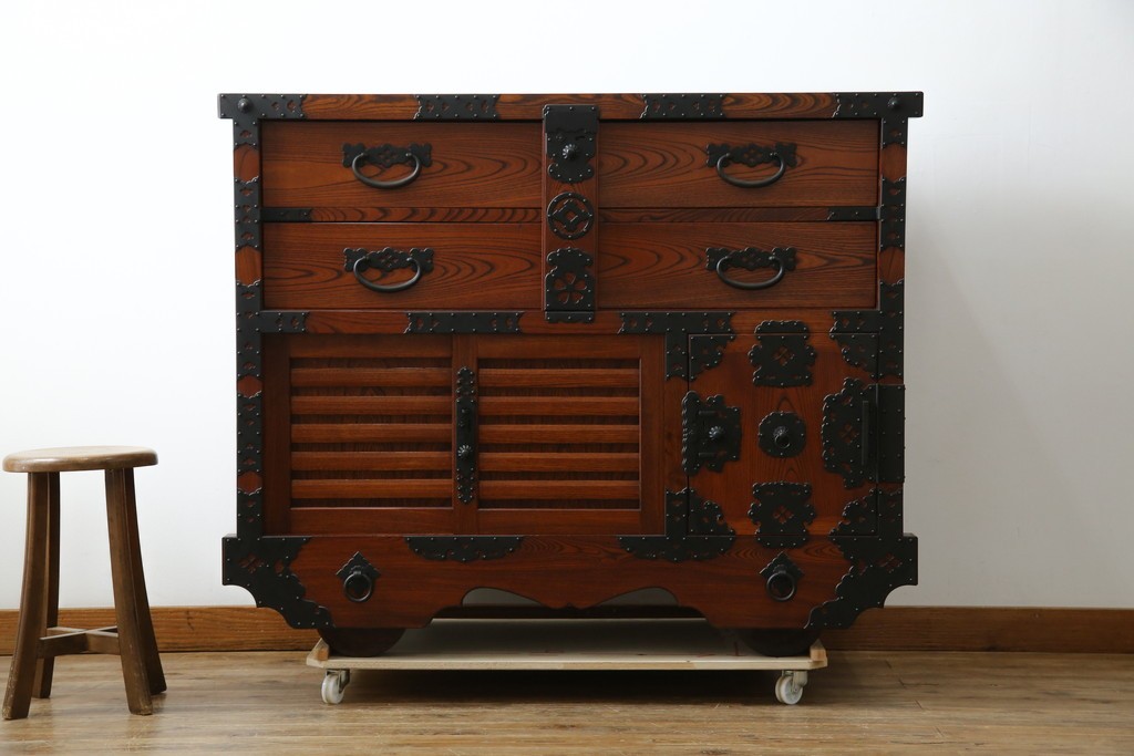 中古　美品　高級工芸家具　閂(かんぬき)付き　職人手作り!!重厚な手打ち金具に欅(ケヤキ)の風合いと漆の艶調和が目を惹く三国デザインの車箪笥　製作費推定250万円　(R-084337)