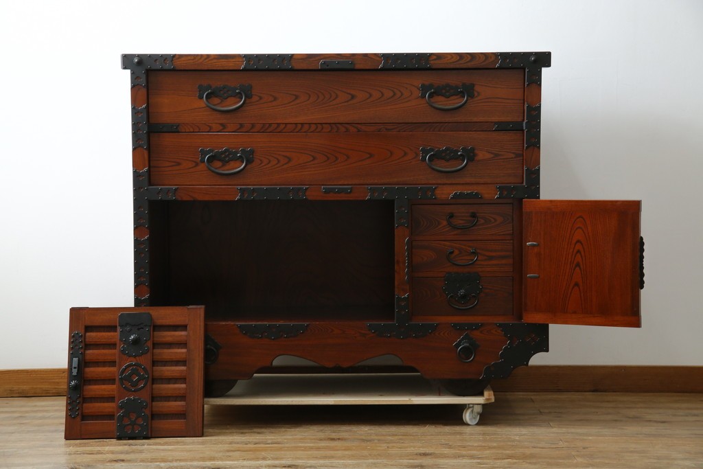 中古　美品　高級工芸家具　閂(かんぬき)付き　職人手作り!!重厚な手打ち金具に欅(ケヤキ)の風合いと漆の艶調和が目を惹く三国デザインの車箪笥　製作費推定250万円　(R-084337)