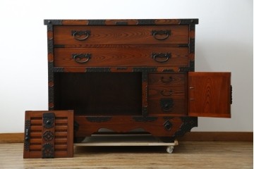 中古　美品　高級工芸家具　閂(かんぬき)付き　職人手作り!!重厚な手打ち金具に欅(ケヤキ)の風合いと漆の艶調和が目を惹く三国デザインの車箪笥　製作費推定250万円　(R-084337)