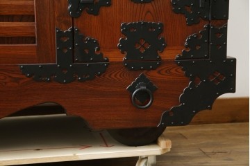 中古　美品　高級工芸家具　閂(かんぬき)付き　職人手作り!!重厚な手打ち金具に欅(ケヤキ)の風合いと漆の艶調和が目を惹く三国デザインの車箪笥　製作費推定250万円　(R-084337)