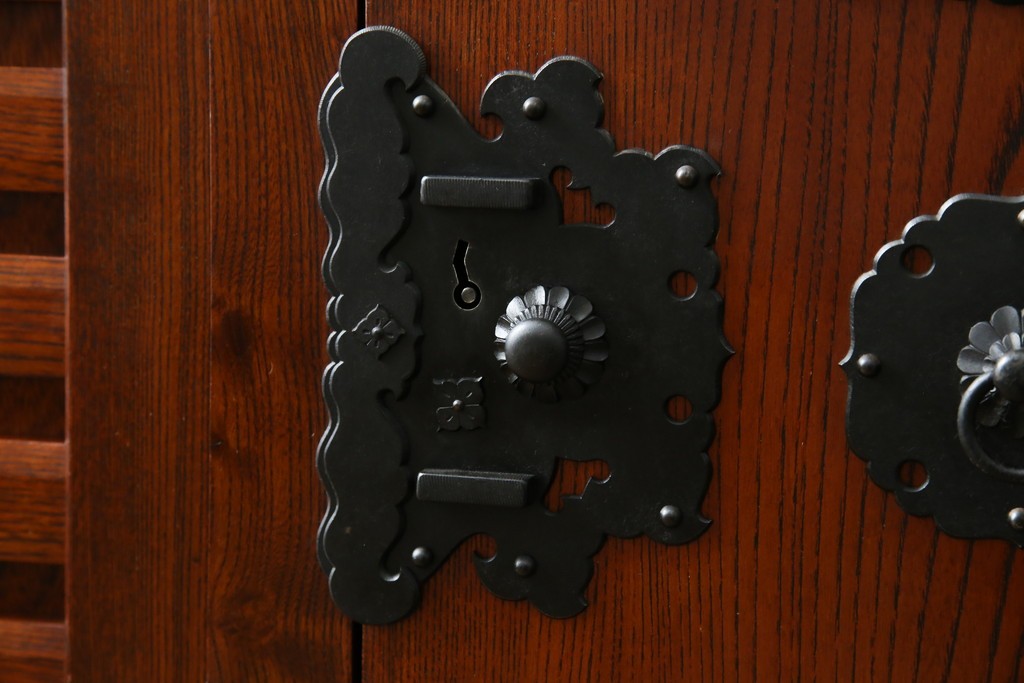 中古　美品　高級工芸家具　閂(かんぬき)付き　職人手作り!!重厚な手打ち金具に欅(ケヤキ)の風合いと漆の艶調和が目を惹く三国デザインの車箪笥　製作費推定250万円　(R-084337)