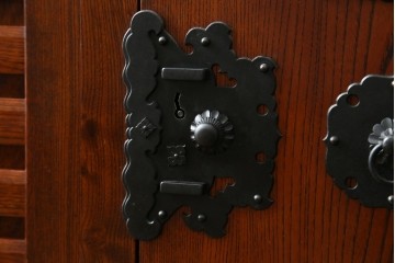 中古　美品　高級工芸家具　閂(かんぬき)付き　職人手作り!!重厚な手打ち金具に欅(ケヤキ)の風合いと漆の艶調和が目を惹く三国デザインの車箪笥　製作費推定250万円　(R-084337)
