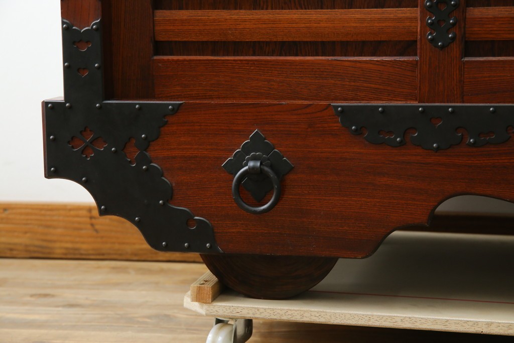 中古　美品　高級工芸家具　閂(かんぬき)付き　職人手作り!!重厚な手打ち金具に欅(ケヤキ)の風合いと漆の艶調和が目を惹く三国デザインの車箪笥　製作費推定250万円　(R-084337)