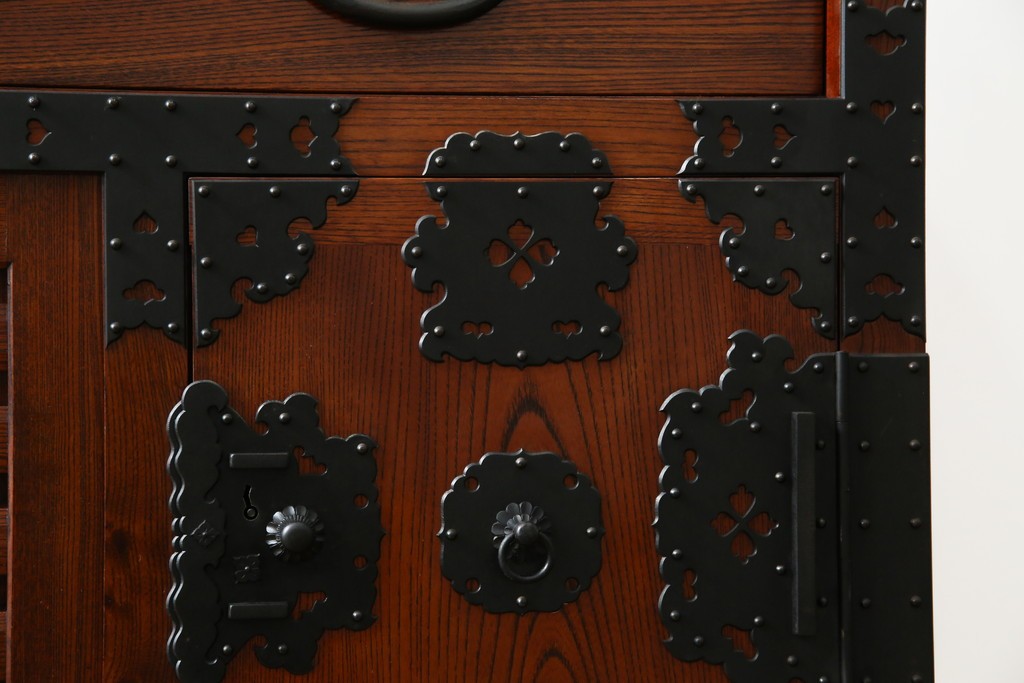 中古　美品　高級工芸家具　閂(かんぬき)付き　職人手作り!!重厚な手打ち金具に欅(ケヤキ)の風合いと漆の艶調和が目を惹く三国デザインの車箪笥　製作費推定250万円　(R-084337)