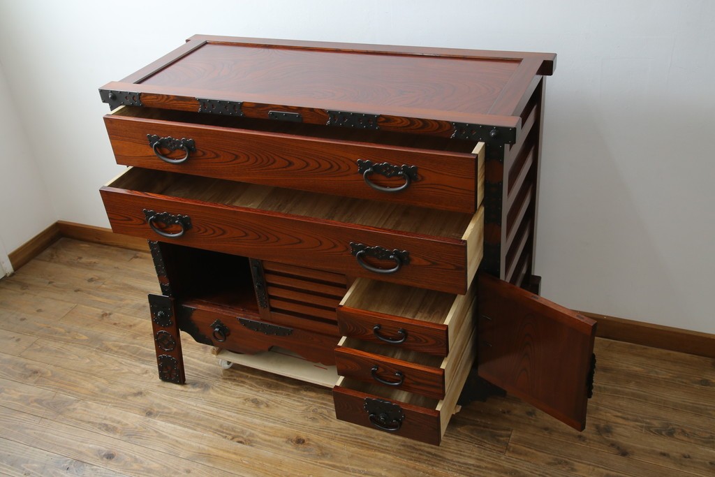 中古　美品　高級工芸家具　閂(かんぬき)付き　職人手作り!!重厚な手打ち金具に欅(ケヤキ)の風合いと漆の艶調和が目を惹く三国デザインの車箪笥　製作費推定250万円　(R-084337)