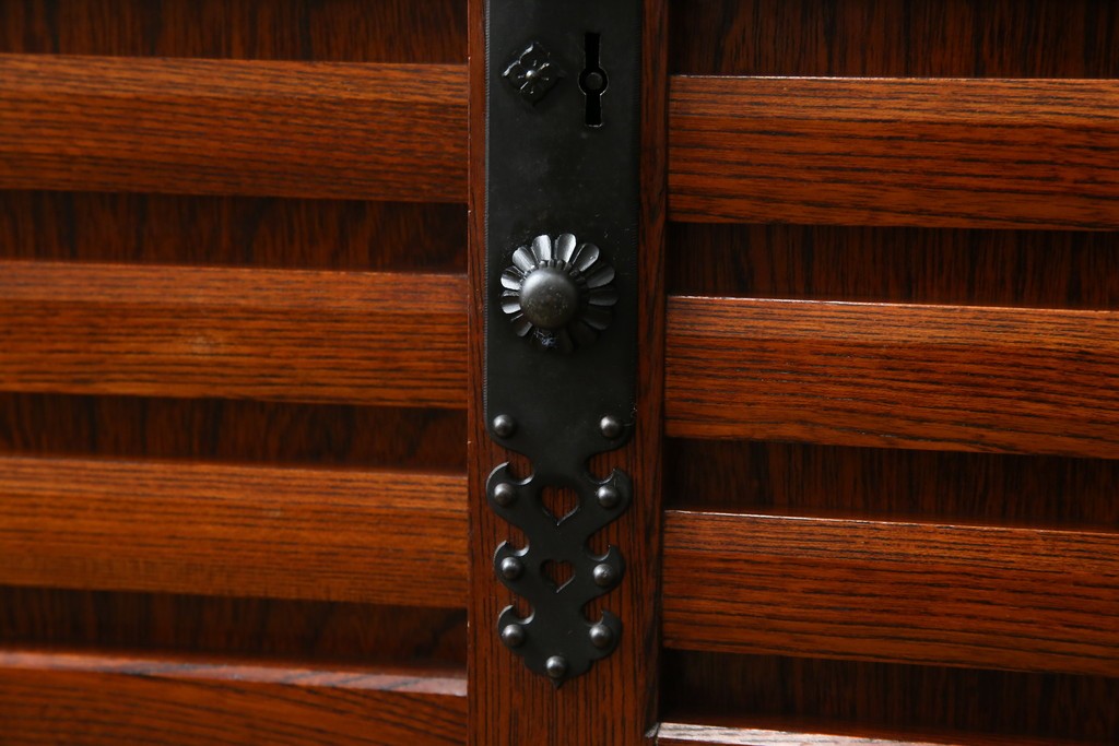 中古　美品　高級工芸家具　閂(かんぬき)付き　職人手作り!!重厚な手打ち金具に欅(ケヤキ)の風合いと漆の艶調和が目を惹く三国デザインの車箪笥　製作費推定250万円　(R-084337)