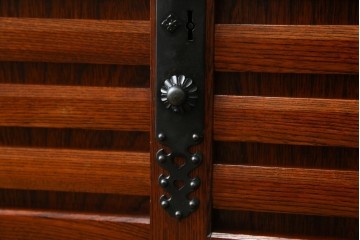 中古　美品　高級工芸家具　閂(かんぬき)付き　職人手作り!!重厚な手打ち金具に欅(ケヤキ)の風合いと漆の艶調和が目を惹く三国デザインの車箪笥　製作費推定250万円　(R-084337)