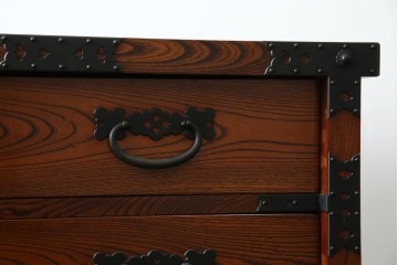 中古　美品　高級工芸家具　閂(かんぬき)付き　職人手作り!!重厚な手打ち金具に欅(ケヤキ)の風合いと漆の艶調和が目を惹く三国デザインの車箪笥　製作費推定250万円　(R-084337)