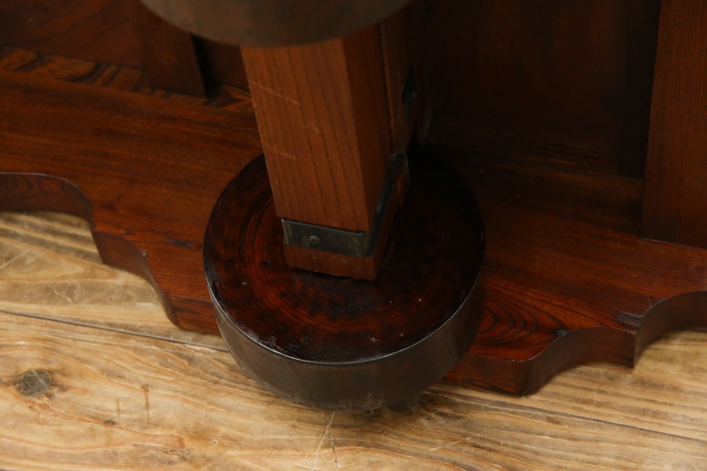 中古　美品　高級工芸家具　閂(かんぬき)付き　職人手作り!!重厚な手打ち金具に欅(ケヤキ)の風合いと漆の艶調和が目を惹く三国デザインの車箪笥　製作費推定250万円　(R-084337)