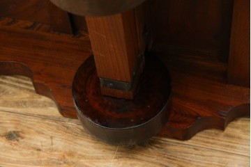 中古　美品　高級工芸家具　閂(かんぬき)付き　職人手作り!!重厚な手打ち金具に欅(ケヤキ)の風合いと漆の艶調和が目を惹く三国デザインの車箪笥　製作費推定250万円　(R-084337)