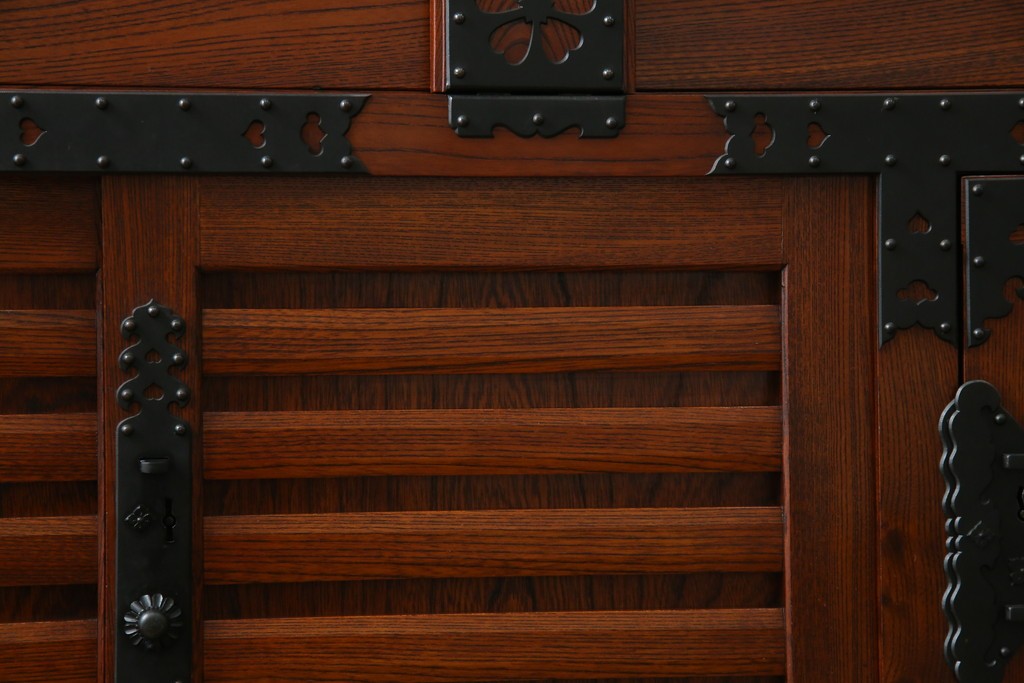 中古　美品　高級工芸家具　閂(かんぬき)付き　職人手作り!!重厚な手打ち金具に欅(ケヤキ)の風合いと漆の艶調和が目を惹く三国デザインの車箪笥　製作費推定250万円　(R-084337)