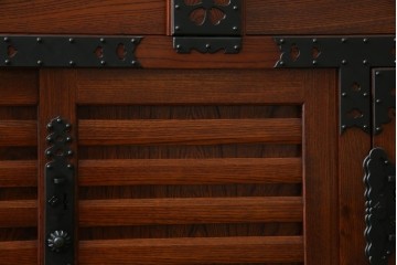 中古　美品　高級工芸家具　閂(かんぬき)付き　職人手作り!!重厚な手打ち金具に欅(ケヤキ)の風合いと漆の艶調和が目を惹く三国デザインの車箪笥　製作費推定250万円　(R-084337)