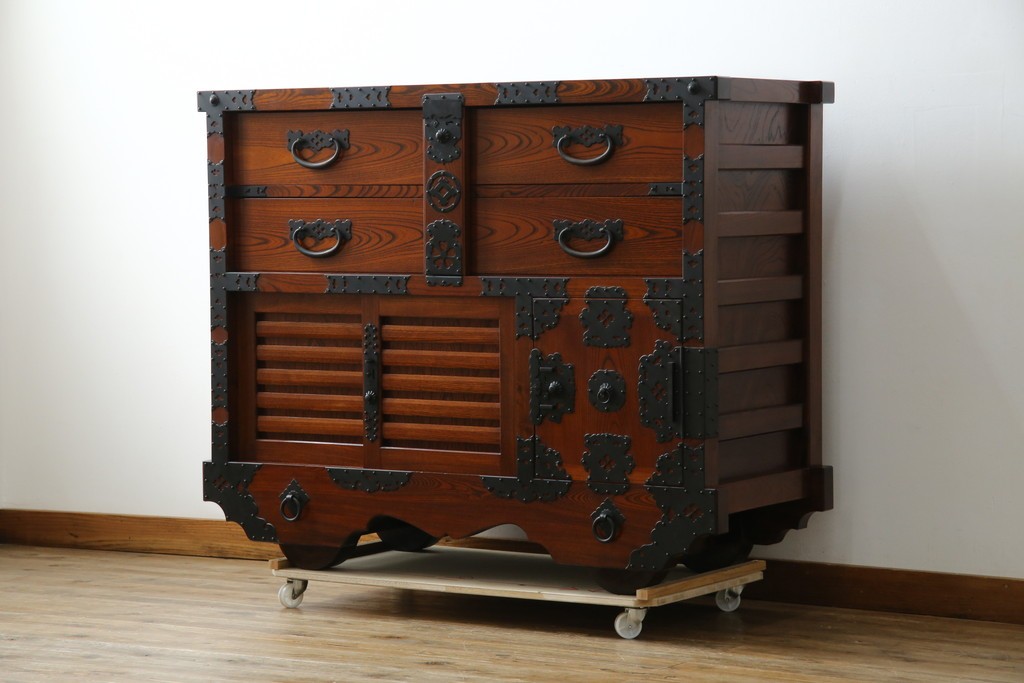 中古　美品　高級工芸家具　閂(かんぬき)付き　職人手作り!!重厚な手打ち金具に欅(ケヤキ)の風合いと漆の艶調和が目を惹く三国デザインの車箪笥　製作費推定250万円　(R-084337)