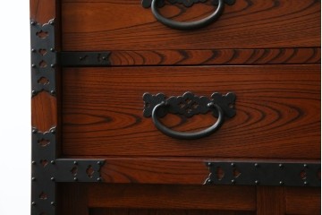 中古　美品　高級工芸家具　閂(かんぬき)付き　職人手作り!!重厚な手打ち金具に欅(ケヤキ)の風合いと漆の艶調和が目を惹く三国デザインの車箪笥　製作費推定250万円　(R-084337)