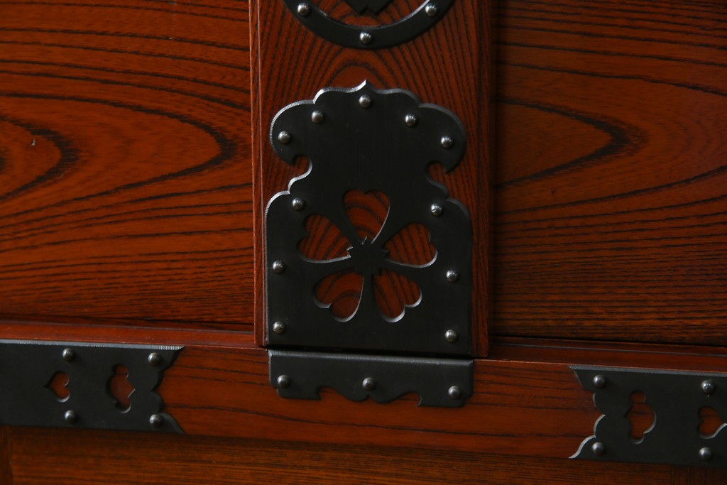 中古　美品　高級工芸家具　閂(かんぬき)付き　職人手作り!!重厚な手打ち金具に欅(ケヤキ)の風合いと漆の艶調和が目を惹く三国デザインの車箪笥　製作費推定250万円　(R-084337)