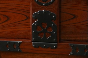 中古　美品　高級工芸家具　閂(かんぬき)付き　職人手作り!!重厚な手打ち金具に欅(ケヤキ)の風合いと漆の艶調和が目を惹く三国デザインの車箪笥　製作費推定250万円　(R-084337)