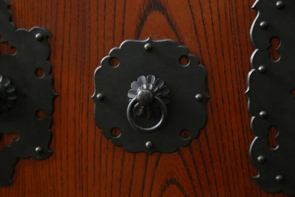 中古　美品　高級工芸家具　閂(かんぬき)付き　職人手作り!!重厚な手打ち金具に欅(ケヤキ)の風合いと漆の艶調和が目を惹く三国デザインの車箪笥　製作費推定250万円　(R-084337)