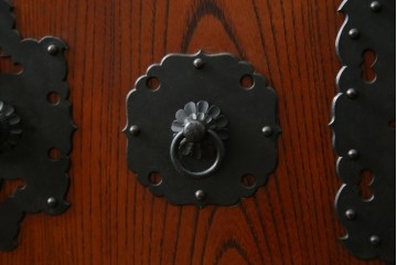 中古　美品　高級工芸家具　閂(かんぬき)付き　職人手作り!!重厚な手打ち金具に欅(ケヤキ)の風合いと漆の艶調和が目を惹く三国デザインの車箪笥　製作費推定250万円　(R-084337)