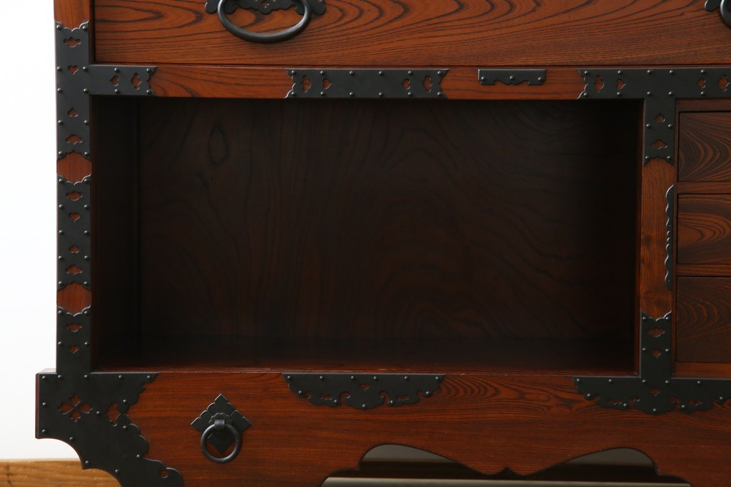 中古　美品　高級工芸家具　閂(かんぬき)付き　職人手作り!!重厚な手打ち金具に欅(ケヤキ)の風合いと漆の艶調和が目を惹く三国デザインの車箪笥　製作費推定250万円　(R-084337)