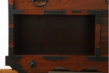 中古　美品　高級工芸家具　閂(かんぬき)付き　職人手作り!!重厚な手打ち金具に欅(ケヤキ)の風合いと漆の艶調和が目を惹く三国デザインの車箪笥　製作費推定250万円　(R-084337)