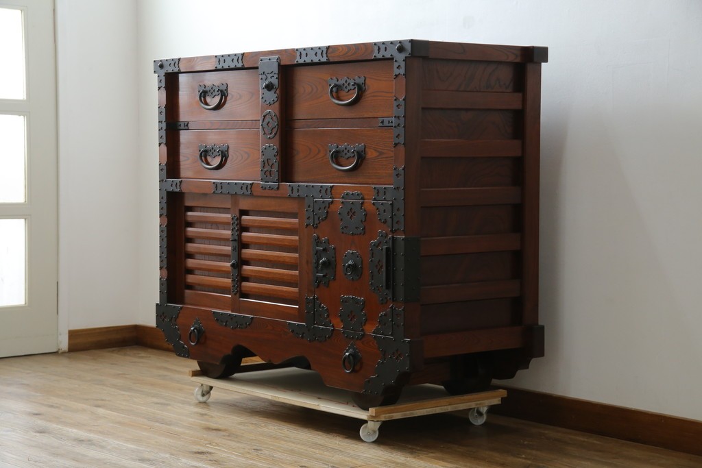 中古　美品　高級工芸家具　閂(かんぬき)付き　職人手作り!!重厚な手打ち金具に欅(ケヤキ)の風合いと漆の艶調和が目を惹く三国デザインの車箪笥　製作費推定250万円　(R-084337)