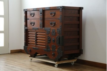 中古　美品　高級工芸家具　閂(かんぬき)付き　職人手作り!!重厚な手打ち金具に欅(ケヤキ)の風合いと漆の艶調和が目を惹く三国デザインの車箪笥　製作費推定250万円　(R-084337)