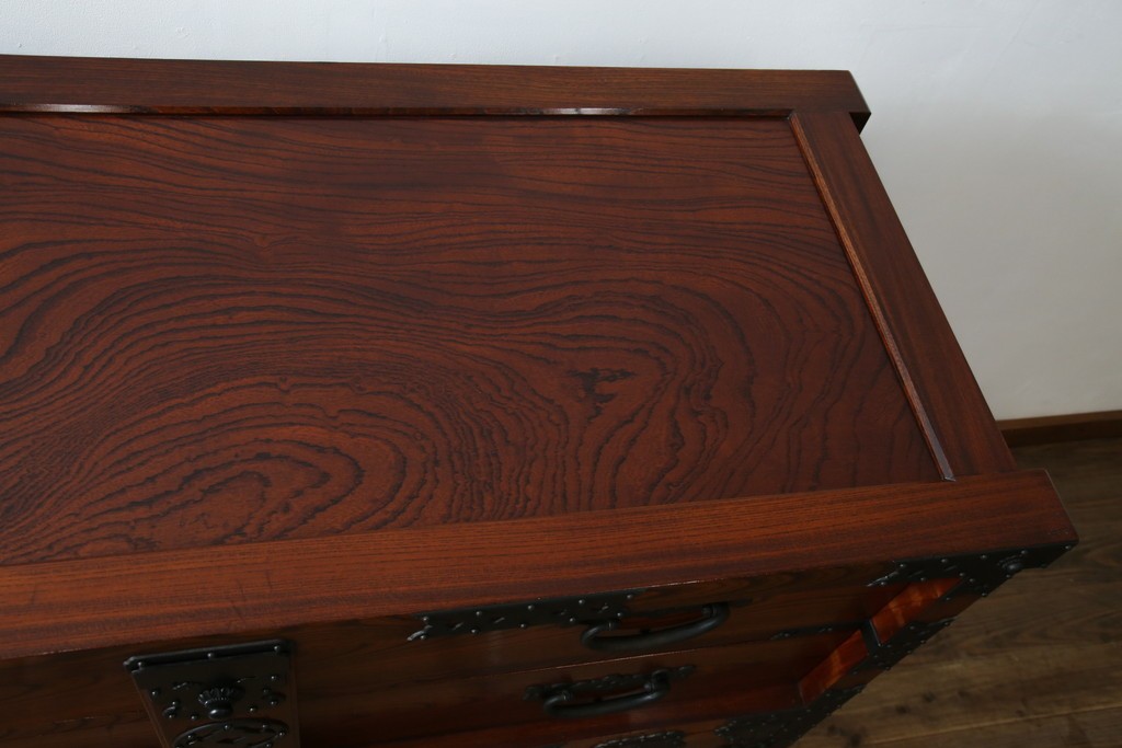 中古　美品　高級工芸家具　閂(かんぬき)付き　職人手作り!!重厚な手打ち金具に欅(ケヤキ)の風合いと漆の艶調和が目を惹く三国デザインの車箪笥　製作費推定250万円　(R-084337)