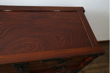 中古　美品　高級工芸家具　閂(かんぬき)付き　職人手作り!!重厚な手打ち金具に欅(ケヤキ)の風合いと漆の艶調和が目を惹く三国デザインの車箪笥　製作費推定250万円　(R-084337)