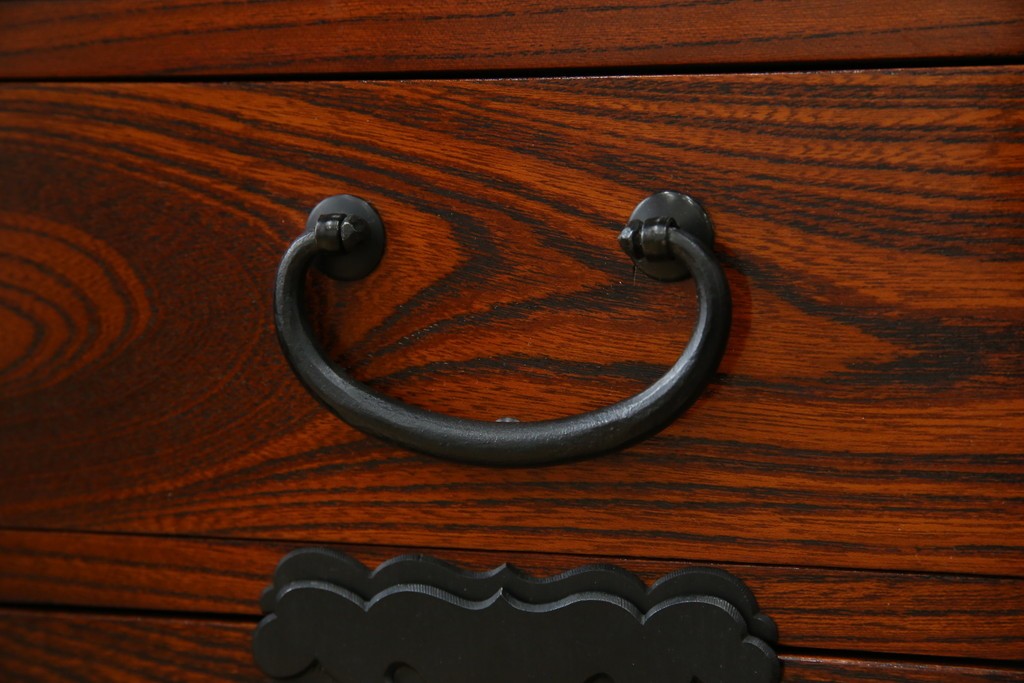 中古　美品　高級工芸家具　閂(かんぬき)付き　職人手作り!!重厚な手打ち金具に欅(ケヤキ)の風合いと漆の艶調和が目を惹く三国デザインの車箪笥　製作費推定250万円　(R-084337)